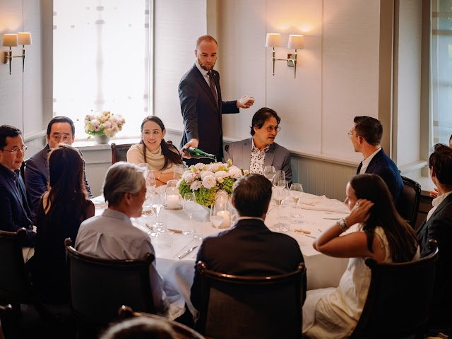 The dining room in full service